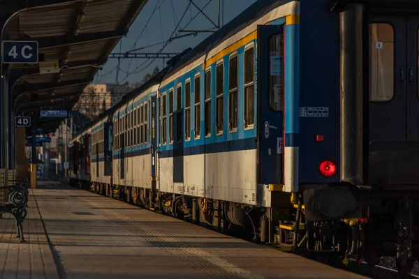 Rychlý Osobní Vlak Stanici Benešov Prahy Slunného Zimního Chladného Večera — Stock fotografie