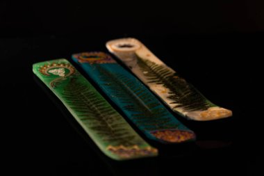 Koyu siyah parlak masa üzerinde renk aromalı sopa tutacağı