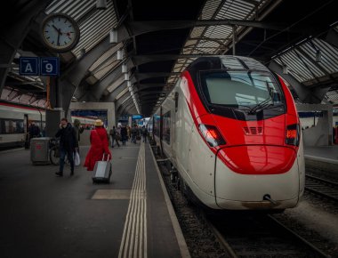 İsviçre 'nin güneyindeki Zürih istasyonunda hızlı kırmızı tren.