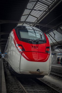 İsviçre 'nin güneyindeki Zürih istasyonunda hızlı kırmızı tren.