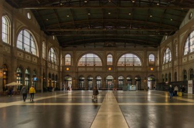 İsviçre 'nin merkezindeki Zürih istasyonundaki eski boş büyük salon.