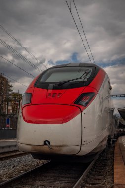 İsviçre 'nin güneyindeki Lugano istasyonunda hızlı kırmızı tren.