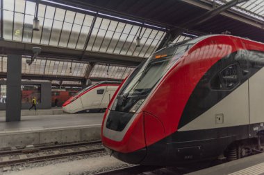 İsviçre 'nin güneyindeki Zürih istasyonunda hızlı kırmızı tren.