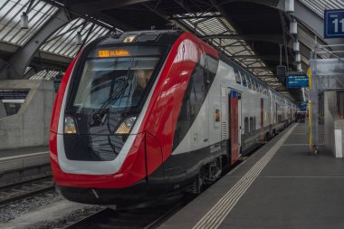 İsviçre 'nin güneyindeki Zürih istasyonunda hızlı kırmızı tren.