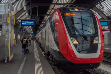 İsviçre 'nin güneyindeki Zürih istasyonunda hızlı kırmızı tren.