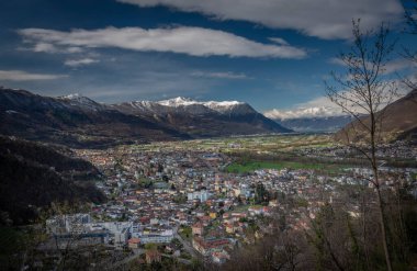 Giubiasco kasabası. İlkbaharda Bellinzona kasabasındaki kaleden. Renkli bir sabah.