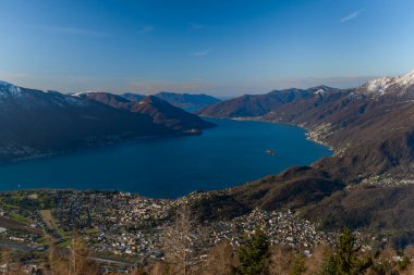 Baharın güneşli ve mavi sabahında Maggiore mavi gölünün üzerindeki Cardada panoramik manzarası