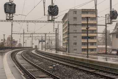 İlkbaharda Arth Goldau istasyonunda çok kötü bir hava var.