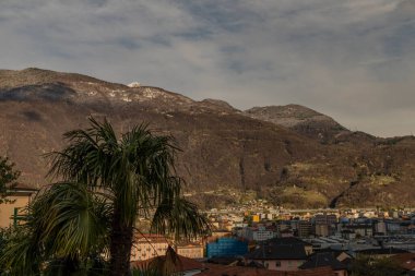 Bahar mevsiminde yüksek tepeden Bellinzona şehrine... Taze, güzel bir sabah
