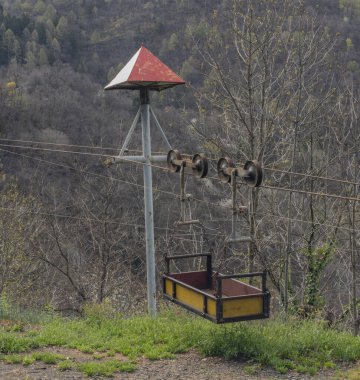 Bahar sabahı Slope Hill 'deki Bellinzona' da bahçe kablolu tren yolu.
