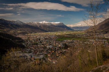 Giubiasco kasabası. İlkbaharda Bellinzona kasabasındaki kaleden. Renkli bir sabah.
