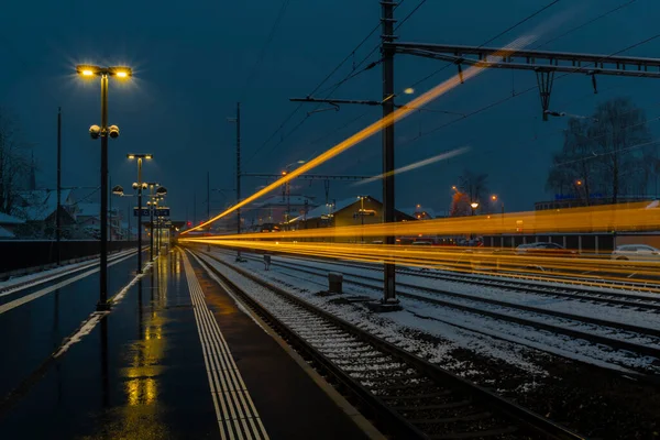 Sehr Schlechtes Wetter Bahnhof Brunnen Frühling Schneebedeckter Dunkler Morgen — Stockfoto