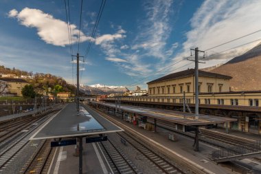 Güney İsviçre 'de güneşli bir bahar sabahı platformları olan Bellinzona İstasyonu