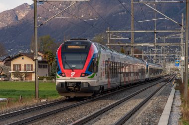 İsviçre 'nin güneyinde Bellinzona yakınlarındaki kırmızı hızlı tren.