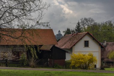 Sobotka kasabası yakınlarındaki Vesec köyünde eski evler ve taze açık yeşil çimenler