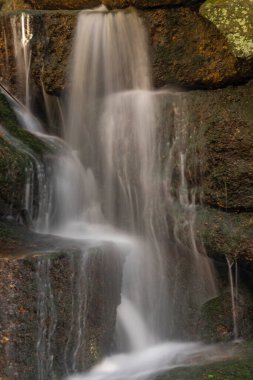 Baharda Jizerske dağlarında Cerveny şelalesi olan bir dere. Renkli bir sabah.