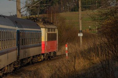 Jihlava yakınlarındaki ilkbahar sabahı Brno 'dan Plzen' e giden hızlı elektrikli tren.