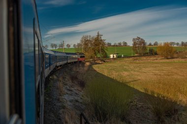 Jihlava yakınlarındaki ilkbahar sabahı Brno 'dan Plzen' e giden hızlı elektrikli tren.