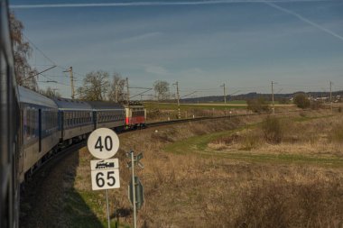 Jihlava yakınlarındaki ilkbahar sabahı Brno 'dan Plzen' e giden hızlı elektrikli tren.