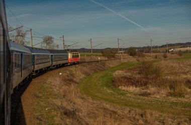 Jihlava yakınlarındaki ilkbahar sabahı Brno 'dan Plzen' e giden hızlı elektrikli tren.
