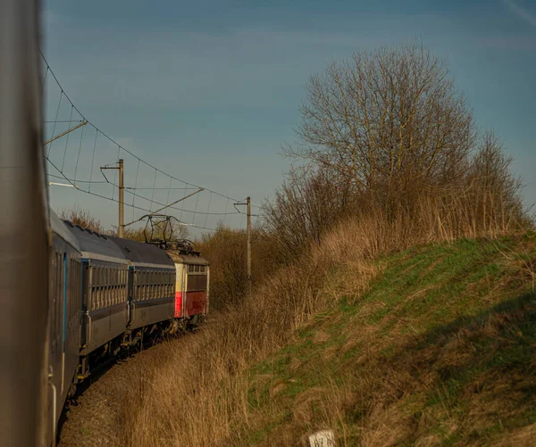 Jihlava yakınlarındaki ilkbahar sabahı Brno 'dan Plzen' e giden hızlı elektrikli tren.