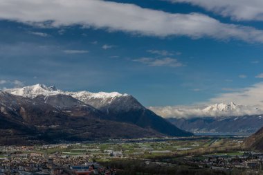 Giubiasco kasabası. İlkbaharda Bellinzona kasabasındaki kaleden. Renkli bir sabah.
