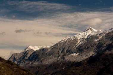 Bahar mevsiminde yüksek tepeden Bellinzona 'nın üzerindeki tepeler taze, güzel bir sabah.