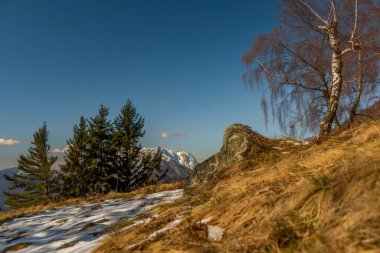 Maggiore mavi gölünün üzerindeki Cardada yakınlarında kayalar güneşli, güneşli bir sabah.