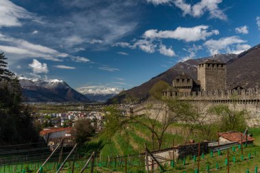 Bahar renginde bir kale Bellinzona şehrinde taze bir sabah