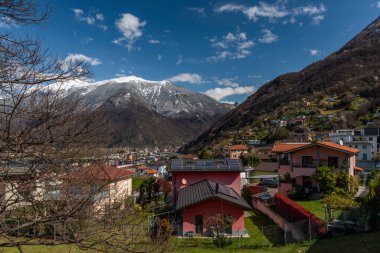 Bahar mevsiminde yüksek tepeden Bellinzona şehrine... Taze, güzel bir sabah