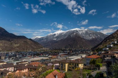 Bahar mevsiminde yüksek tepeden Bellinzona şehrine... Taze, güzel bir sabah