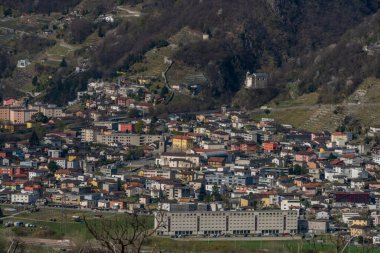 Bahar mevsiminde yüksek tepeden Bellinzona şehrine... Taze, güzel bir sabah