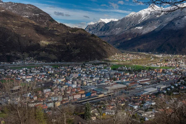 Giubiasco kasabası. İlkbaharda Bellinzona kasabasındaki kaleden. Renkli bir sabah.
