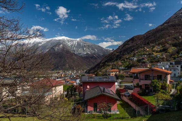 Bahar mevsiminde yüksek tepeden Bellinzona şehrine... Taze, güzel bir sabah