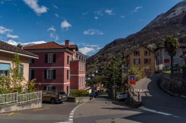 Bellinzona kasabası ilkbaharda güneşli bir gün 2022 04 02 ana tren istasyonu yakınında.