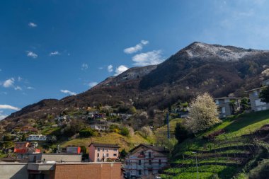 Bellinzona kasabası ilkbaharda güneşli bir gün 2022 04 02 ana tren istasyonu yakınında.