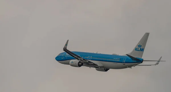 Décollage Avions Aéroport Zuich Printemps 2022 Dans Soirée Nuageuse — Photo