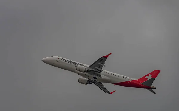 Décollage Avions Aéroport Zuich Printemps 2022 Dans Soirée Nuageuse — Photo