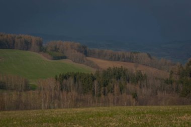 Baharda Roprachtice köyü yakınlarında koyu mavi gökyüzü olan manzara