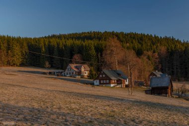 Krkonose dağlarındaki Paseky Nad Jizerou köyünde bahar güneşli, dondurucu bir sabah.