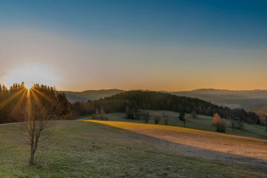 Krkonose dağlarındaki Paseky Nad Jizerou köyünde bahar güneşli, dondurucu bir sabah.
