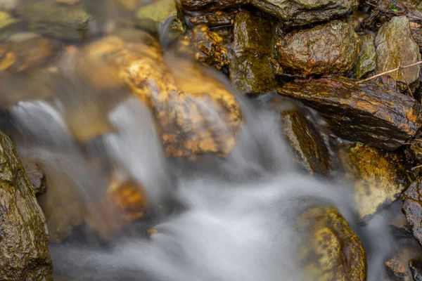 山の中の新鮮な色のきれいな水は素敵な色の石でクリーク — ストック写真