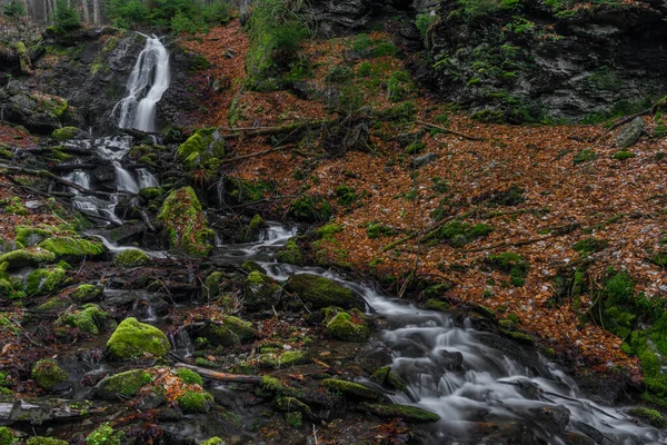 Prudky Rucej Torrente Con Cascata Vicino Alla Confluenza Con Fiume — Foto Stock