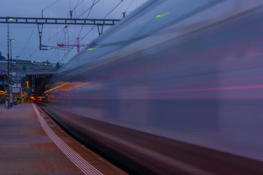 Rails and trains in Zurich main station 2022 04 03 after cloudy sunset