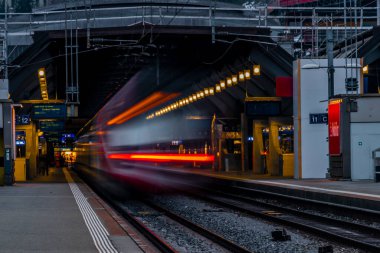 Rails and trains in Zurich main station 2022 04 03 after cloudy sunset