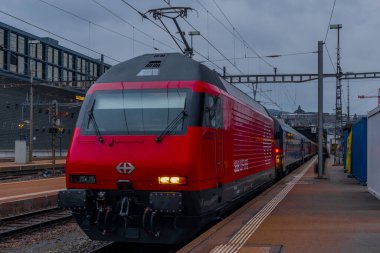 Zürih 'ten Berlin' e giden hızlı tren Zürih ana istasyonu 2022 04 Gün batımından sonra 03