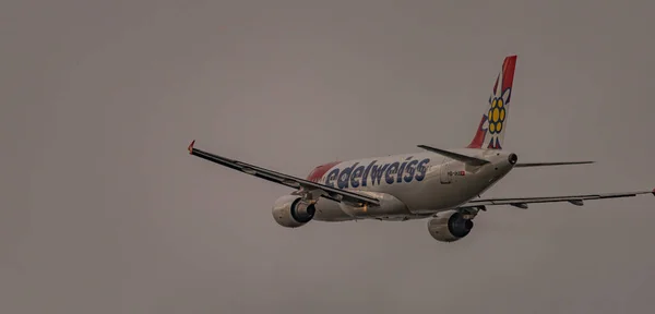 Start Der Flugzeuge Flughafen Zürich Frühjahr 2022 Bewölkten Abend — Stockfoto