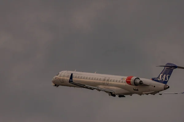 Start Der Flugzeuge Flughafen Zürich Frühjahr 2022 Bewölkten Abend — Stockfoto