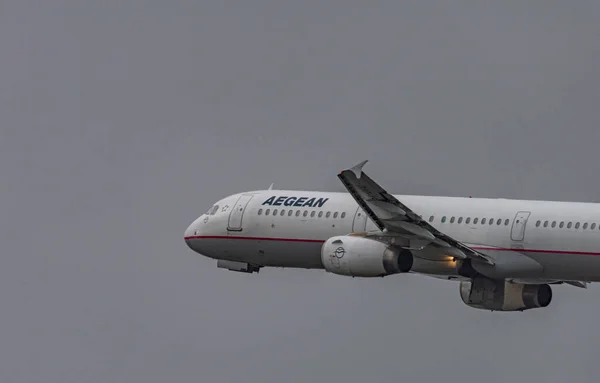 Start Der Flugzeuge Flughafen Zürich Frühjahr 2022 Bewölkten Abend — Stockfoto