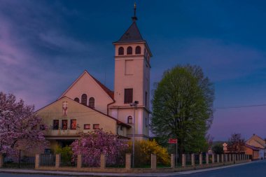Moravya 'nın merkezindeki Kvasice köyündeki kilise. Gün doğumundan önce.
